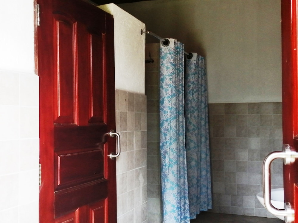 Economy Triple Room photo 2