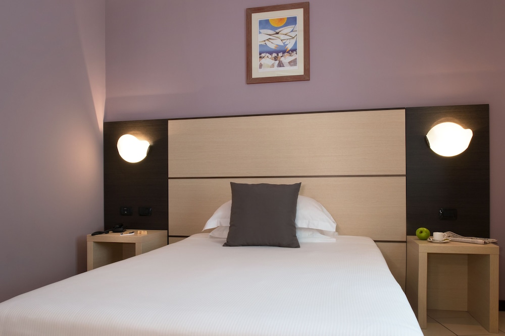 Classic Double Room Single Use, 1 Large Twin Bed photo 1