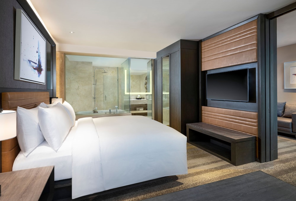 Deluxe Suite, 1 King Bed - Photo 1