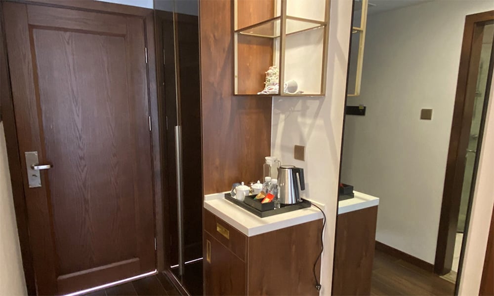 Luxury Single Room, 1 Queen Bed - Photo 7