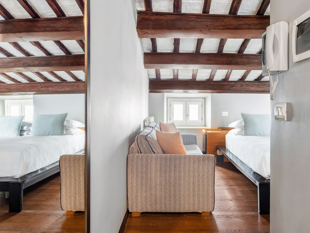 Large Studio, Kitchenette, Balcon photo 2