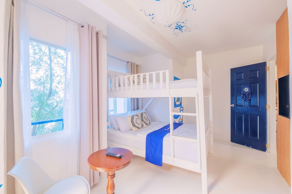 Premier Quadruple Room - Photo 21