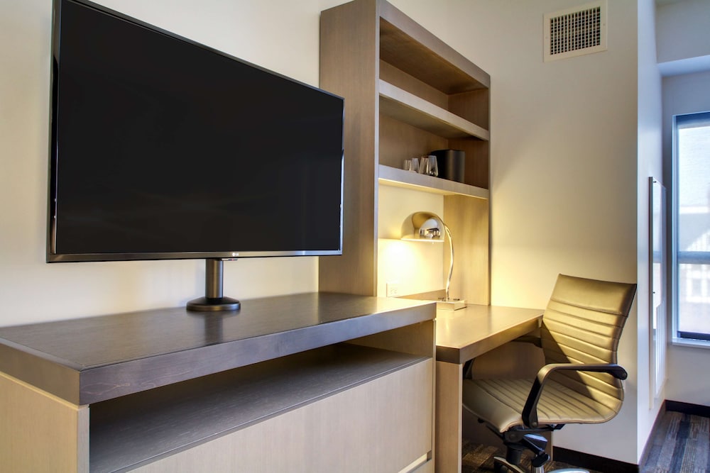 Room, 1 King Bed, City View (Den) photo 2