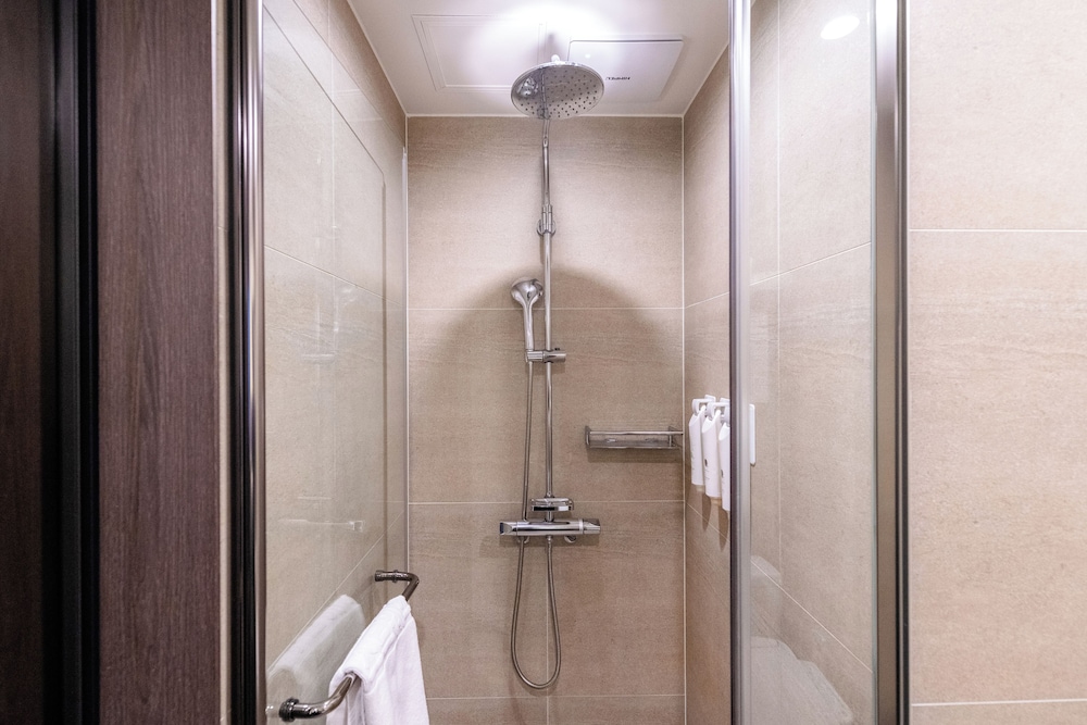 Standard Room, Multiple Beds, Non Smoking - Photo 9