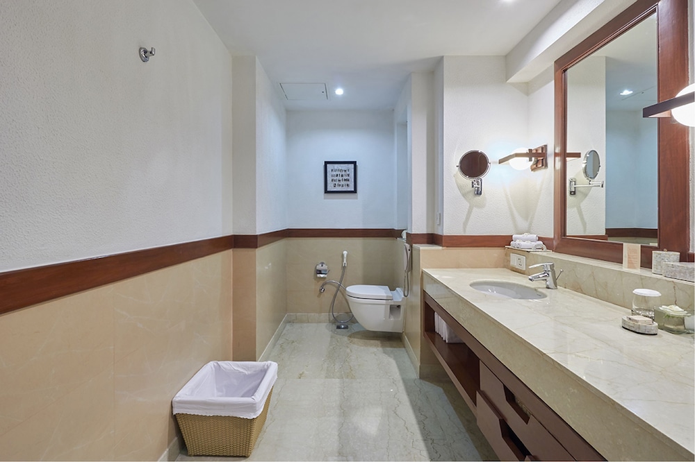 Deluxe – King Room - Photo 5