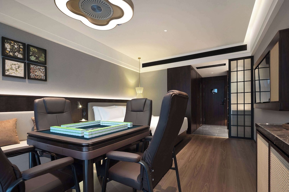 Room, 1 King Bed, Smoking (Mahjong) photo 2
