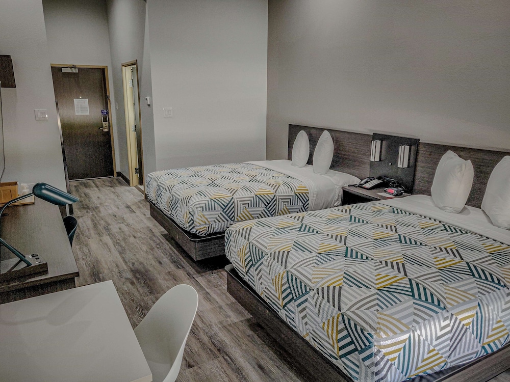 Deluxe Room, 1 King Bed, Non Smoking, Kitchenette - Photo 5
