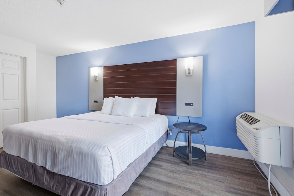 Superior Room, 1 Queen Bed, Refrigerator & Microwave photo 1