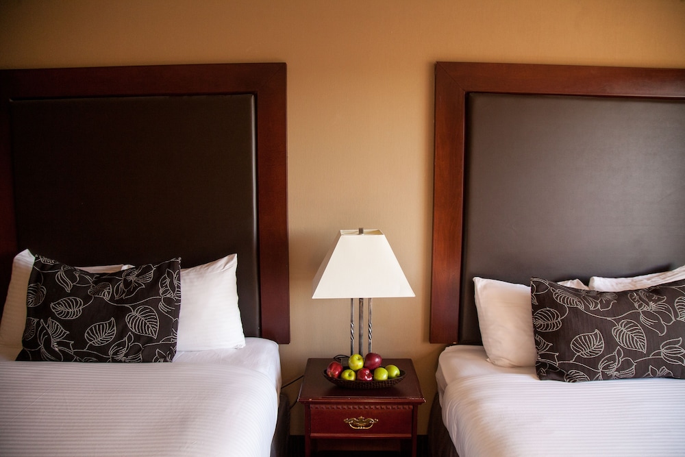 Room, Pool View, Balcony, 2 Queen Beds - Photo 3