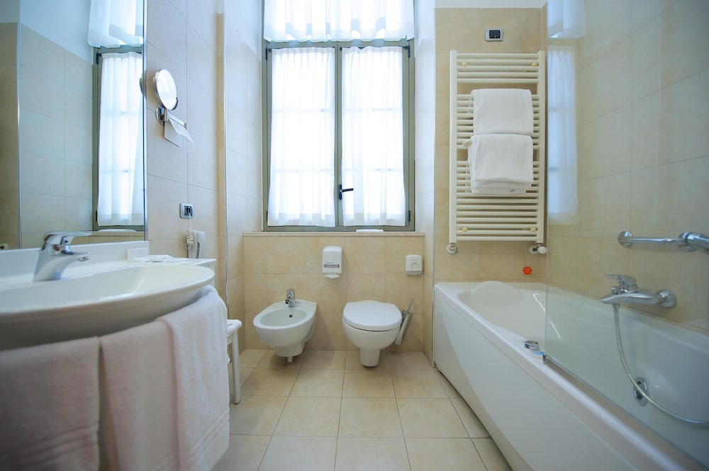 Standard Room, Multiple Beds - Photo 8