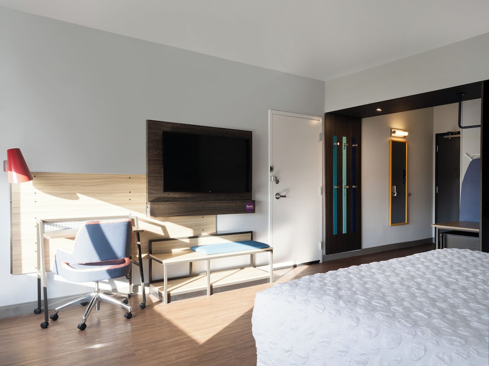 Room, 1 King Bed, Accessible (Hearing) - Photo 6