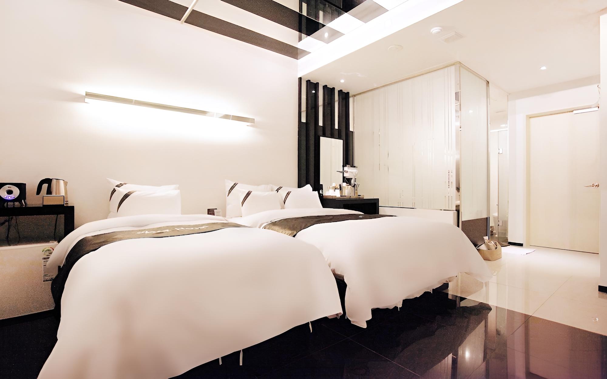 Room (Deluxe twin / single bed + double bed) - Photo 4