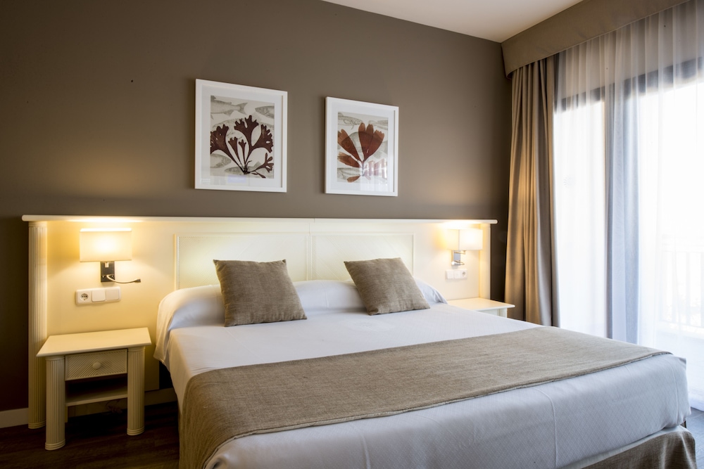 Standard Room, Partial Sea View