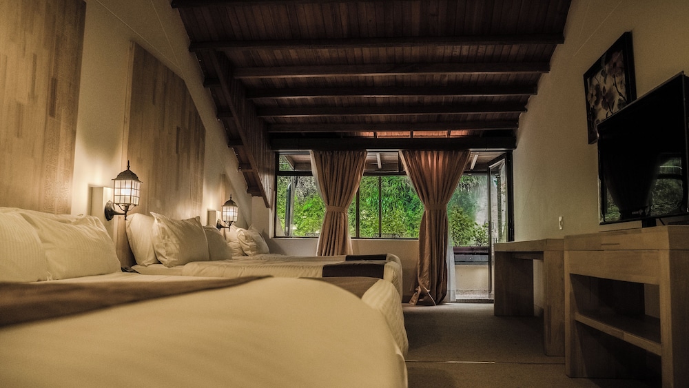 Family Room, Multiple Beds, Private Bathroom photo 2