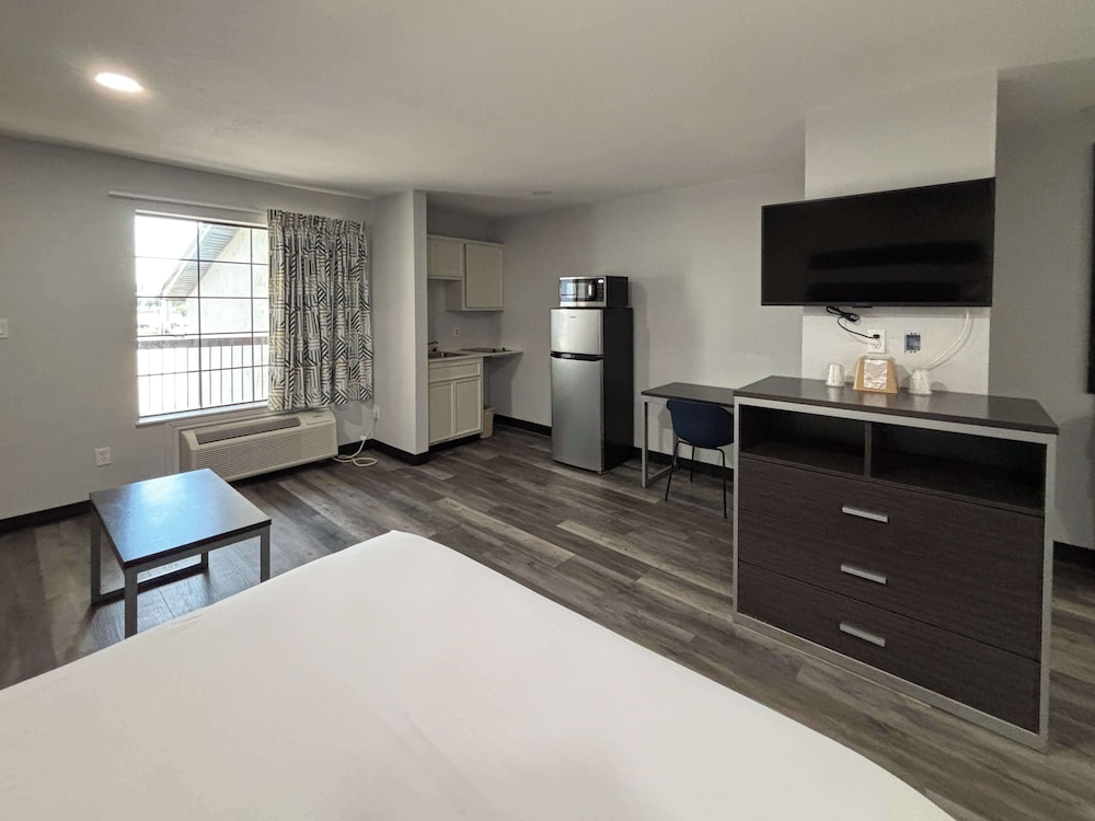 Standard Room, Multiple Beds, Non Smoking - Photo 3