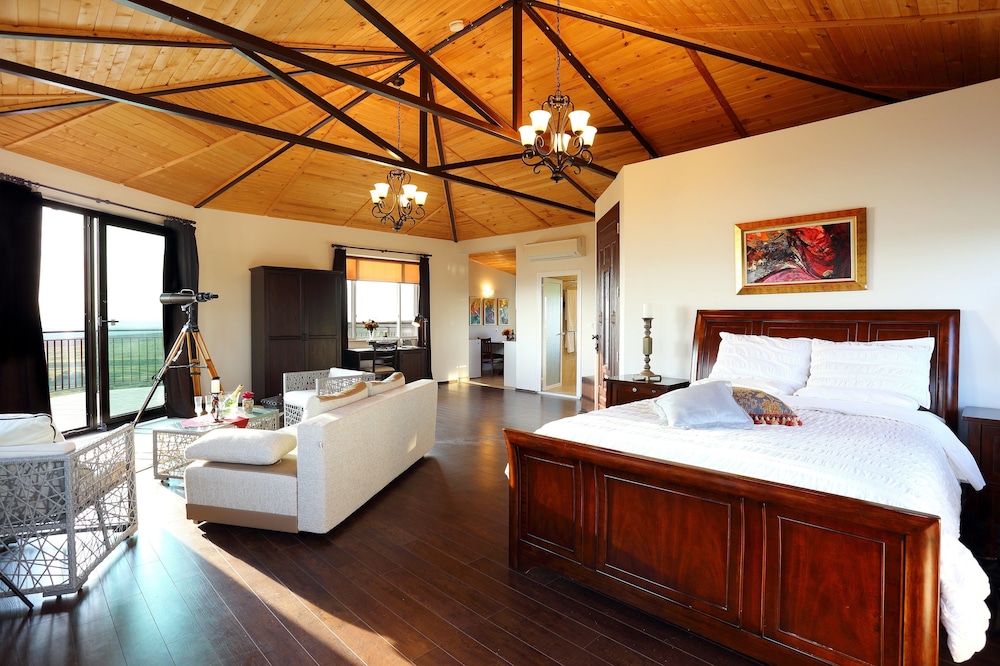 Exclusive Penthouse, 1 Queen Bed with Sofa bed, River View, Corner photo 1