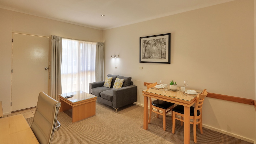 Suite, 1 Queen Bed, Non Smoking - Photo 6