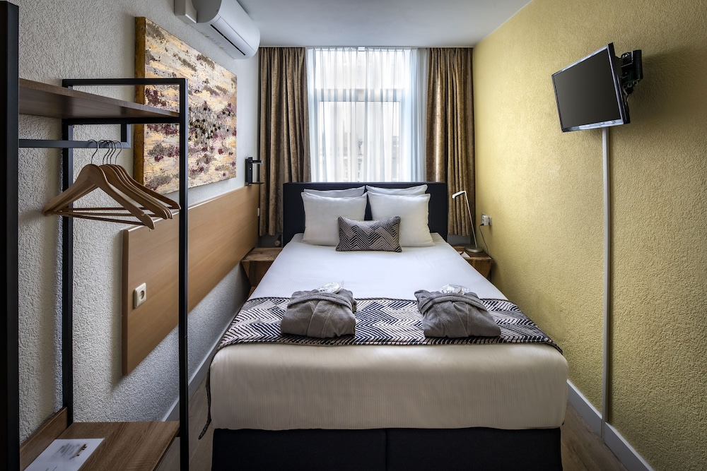 Economy Double or Twin Room, Shared Bathroom photo 3