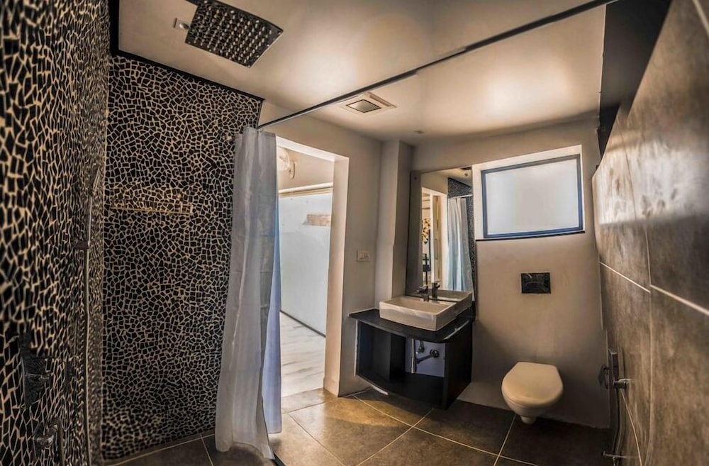 Luxury Room, 1 King Bed photo 3
