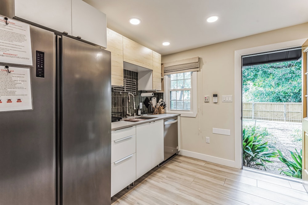 Signature House, 2 Bedrooms, Kitchen, Courtyard View photo 3