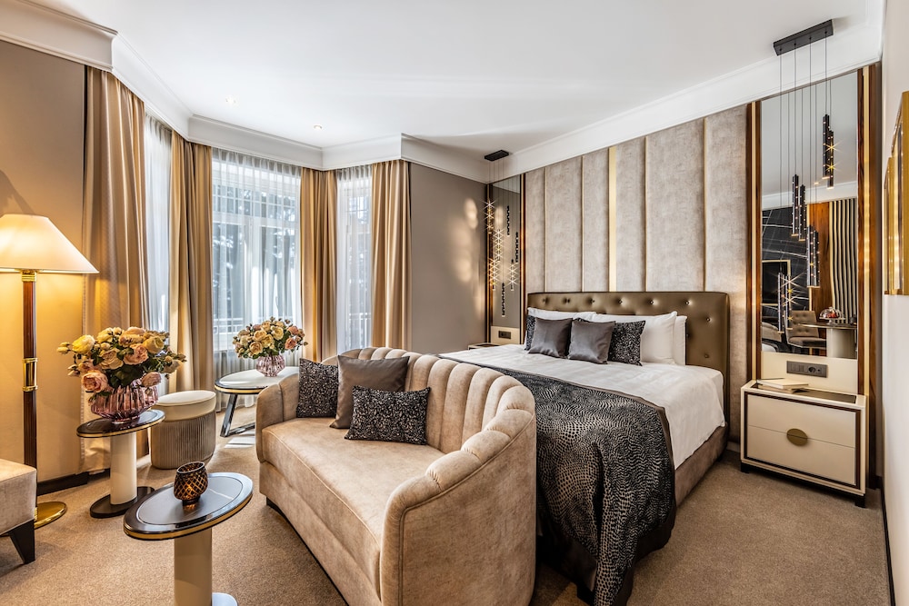 Suite (The Glamour)