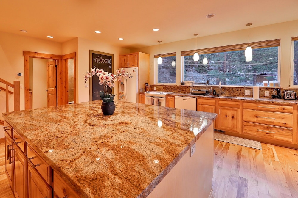 House, Multiple Beds, Patio, Mountain View (The Elevator House) photo 2