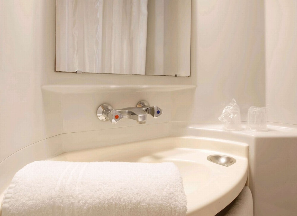 Standard Room, 3 Twin Beds - Photo 7