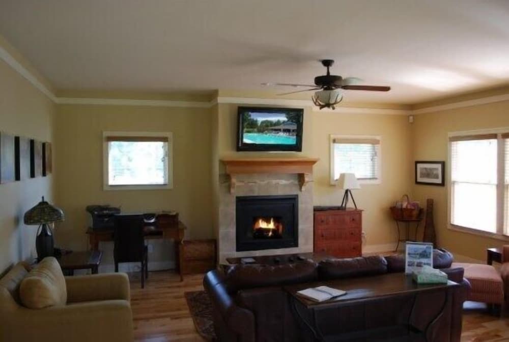 Luxury Cottage, 4 Bedrooms, Kitchen (1 King, 2 Queen, Queen Sofa, 4 Twin) photo 3