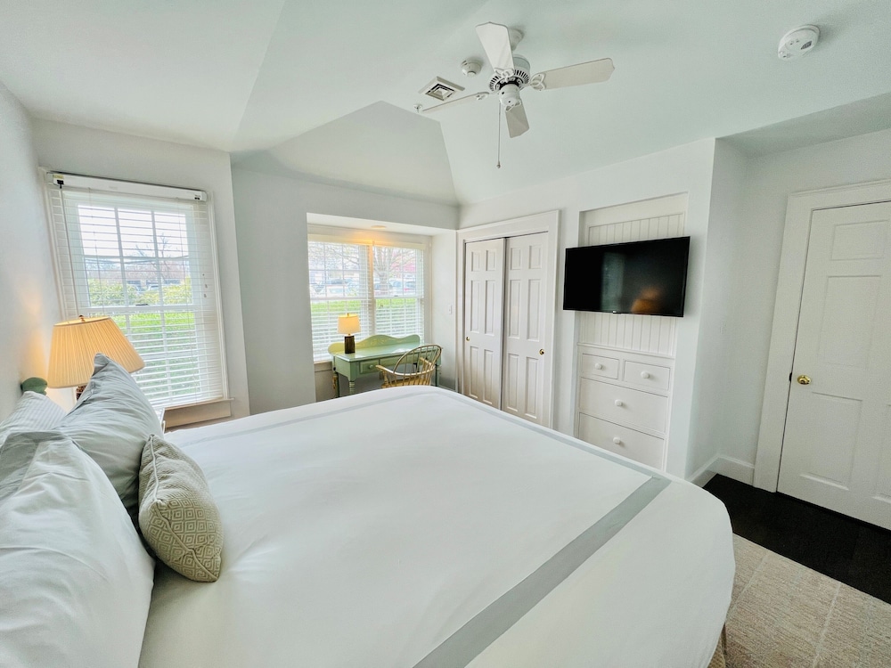 Suite, 1 King Bed, Partial Ocean View (Cottage)