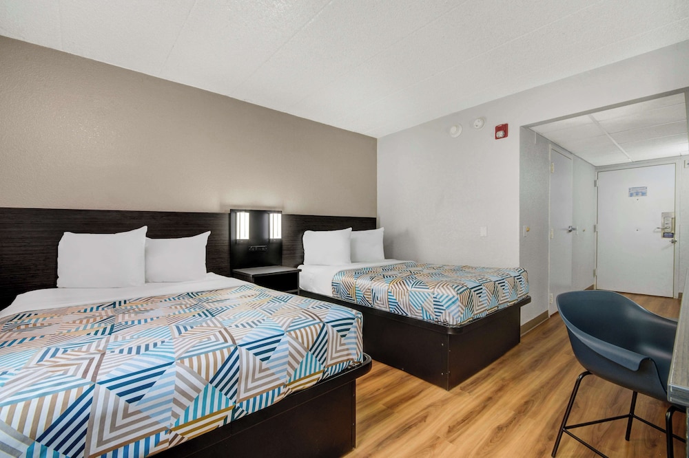 Standard Room, 2 Double Beds, Non Smoking - Photo 1