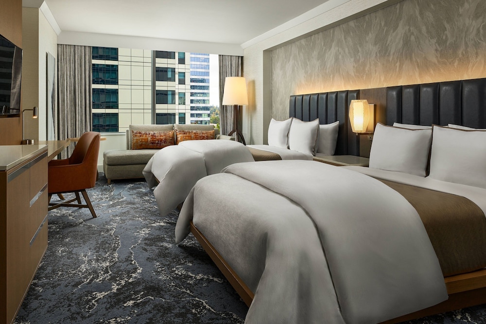 Deluxe Room, 2 Queen Beds (Mobility/Hearing Access, Roll-in Shwr) - Photo 3