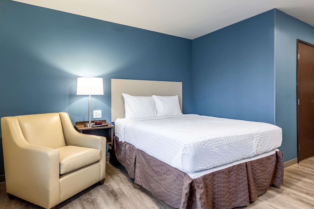 Standard Room, 1 Queen Bed, Non Smoking - Photo 5