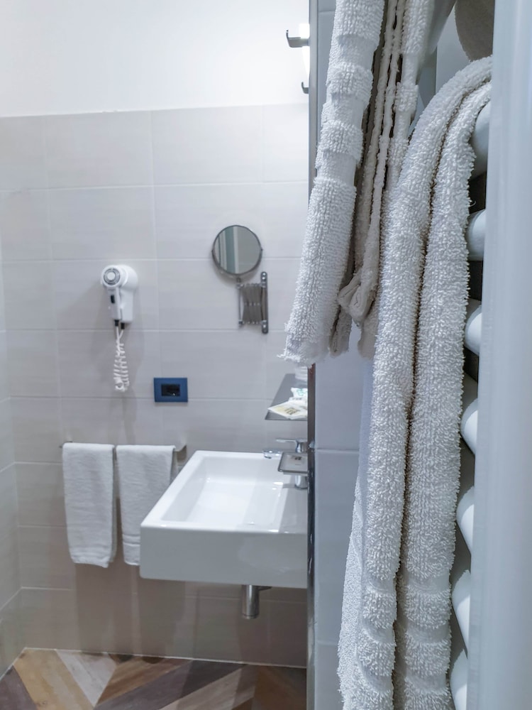 Standard Double or Twin Room - Photo 18