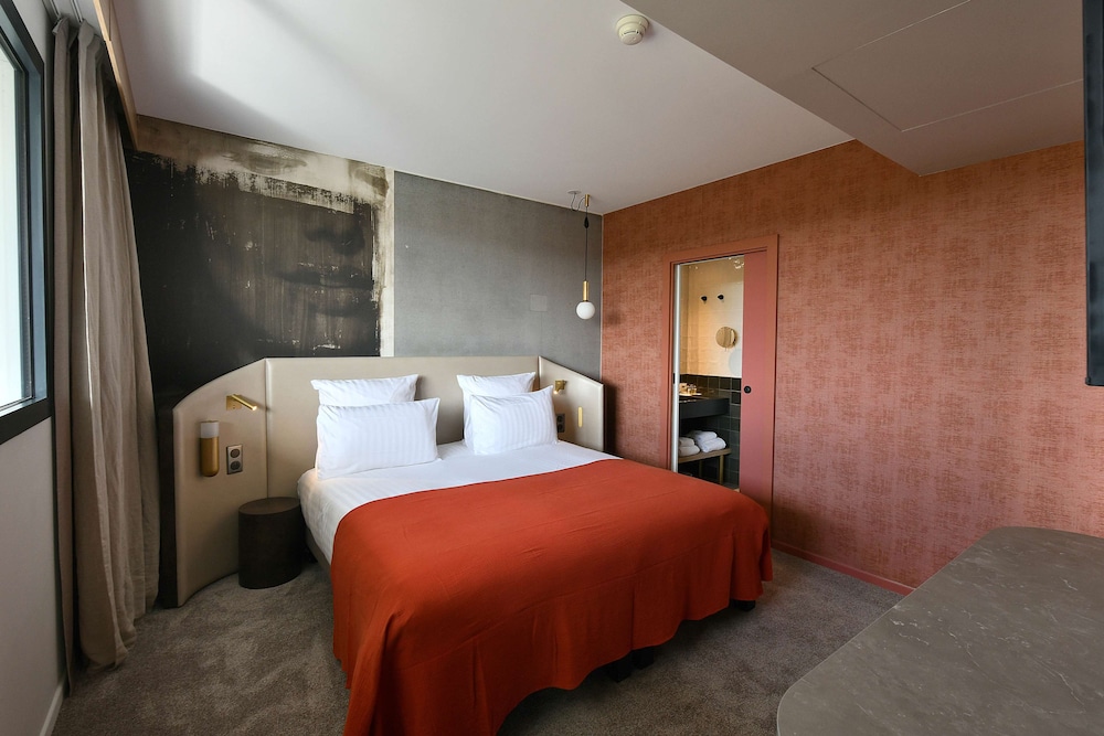 Junior Suite, 1 King Bed with Sofa bed - Photo 1