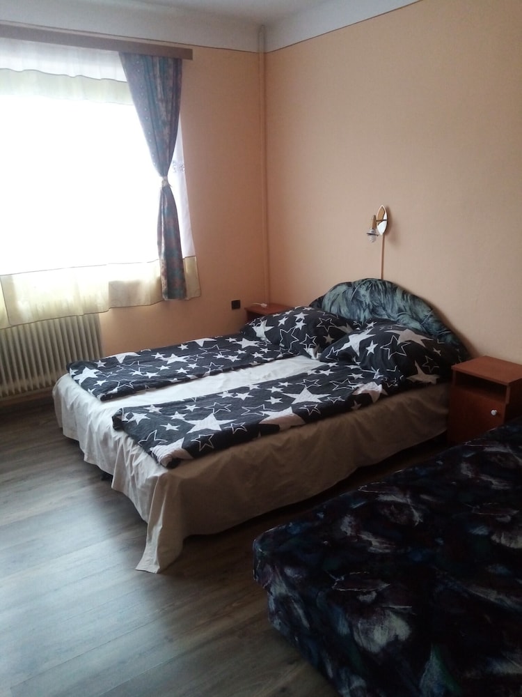 Family Room, Multiple Beds, Shared Bathroom photo 2