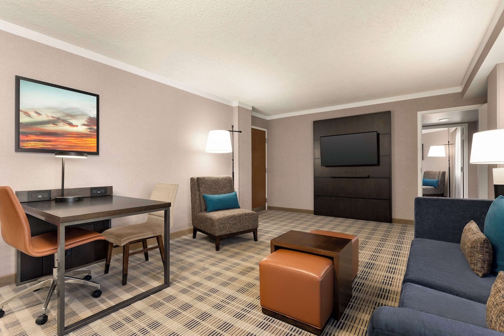 Family Suite, 1 King Bed with Sofa bed, Non Smoking - Photo 4