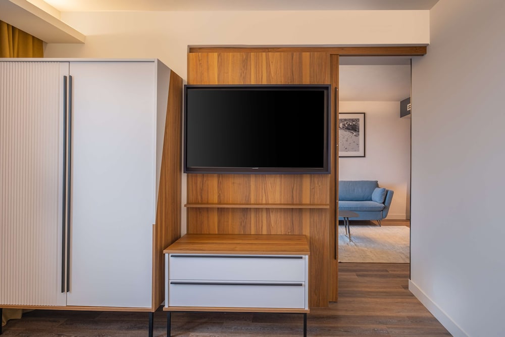 Suite, Balcony, City View - Photo 4