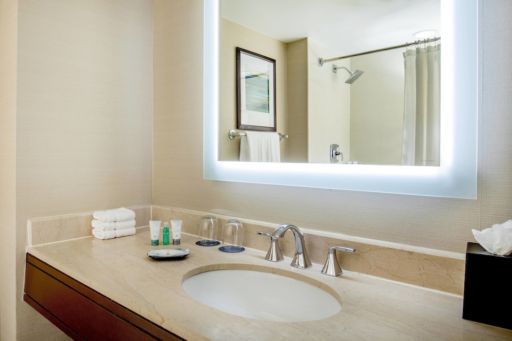 Deluxe Room, 2 Double Beds (Mobility Accessible, Roll-In Shower) - Photo 3