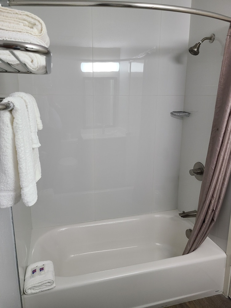 Deluxe Room, 2 Queen Beds, Smoking, Kitchenette - Photo 6