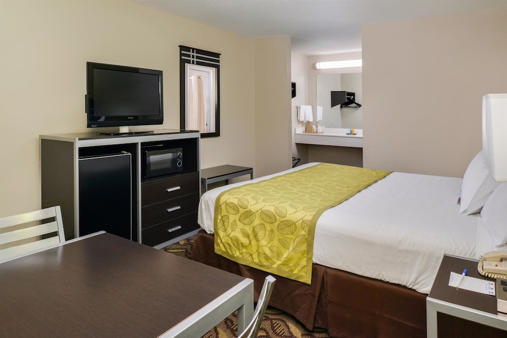 Room, 1 Queen Bed, Accessible, Smoking photo 2