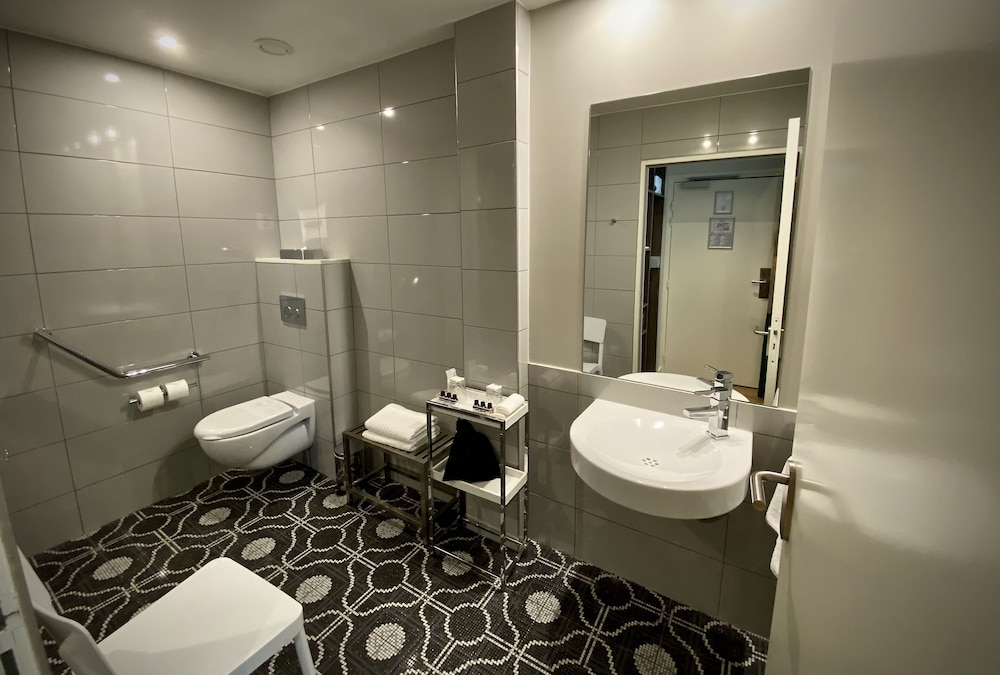 Le Basile Hôtel bathroom photo