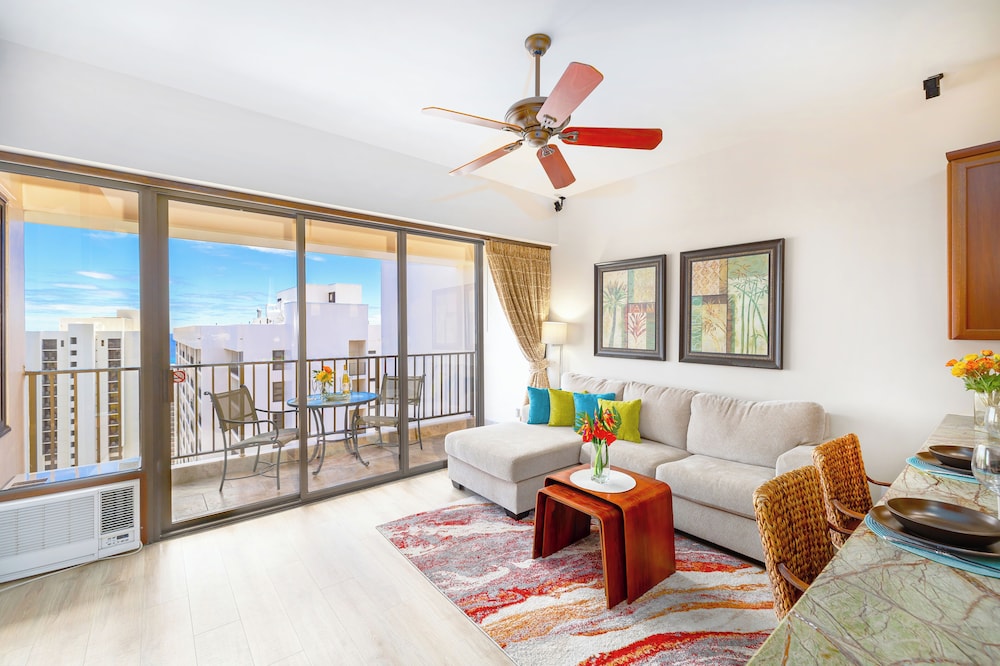 Premium Remodeled Condo with Ocean View and Parking: Premium Suite, 1 King Bed, Balcony, Ocean View (0031) photo
