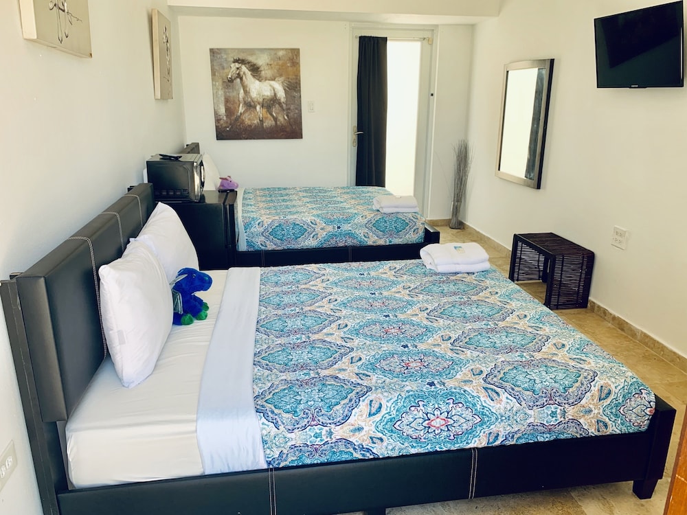 MwPi 101 Pool Walk Out Suite with 1 Full & 1 Queen Size Bed First Floor photo 3