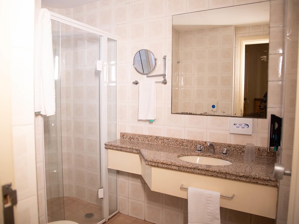 One-Bedroom Apartment with Kitchen