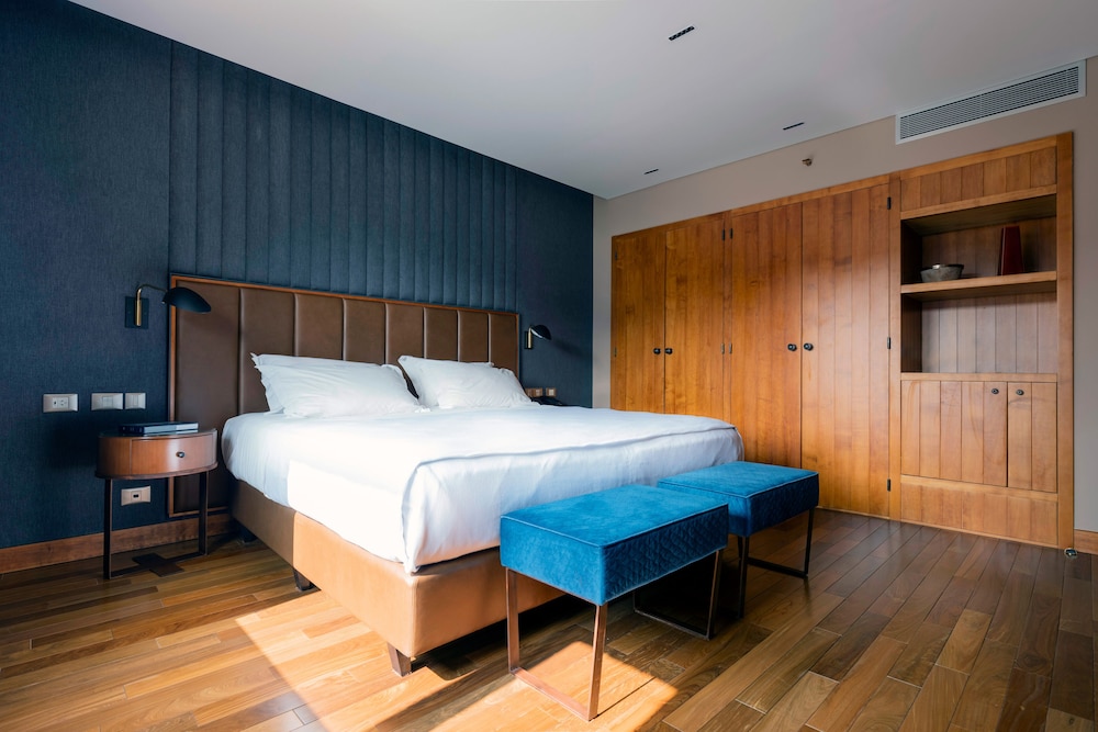Superior Room, Lake View