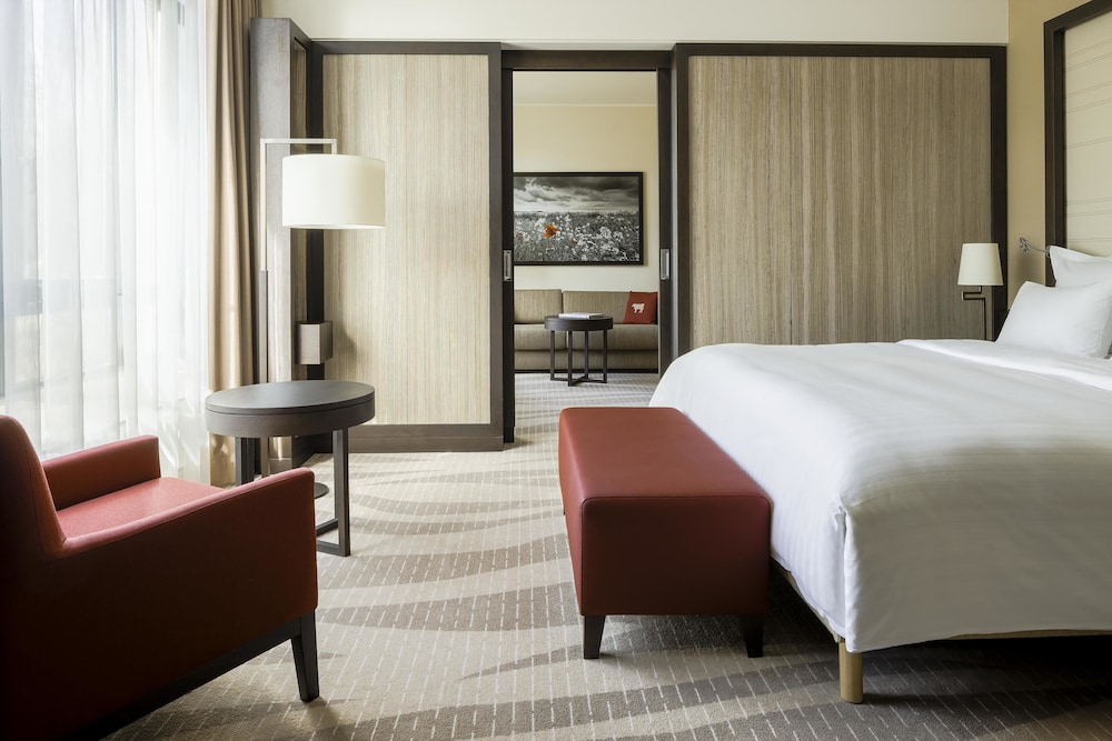Suite, 1 Bedroom - Photo 2