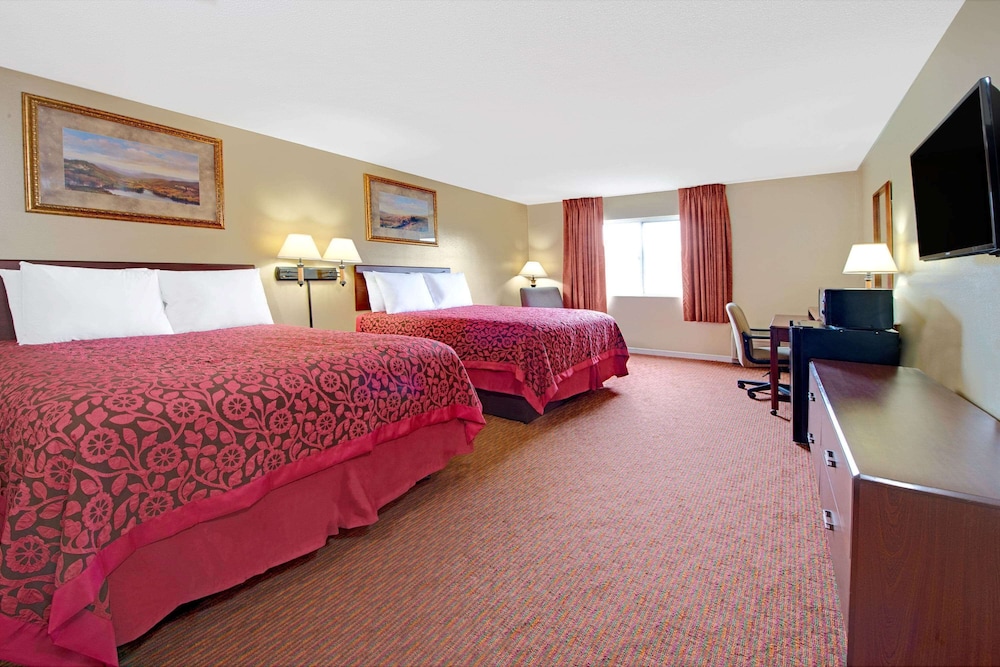 Standard Suite, 2 Double Beds, Non Smoking (One-Bedroom) - Photo 2