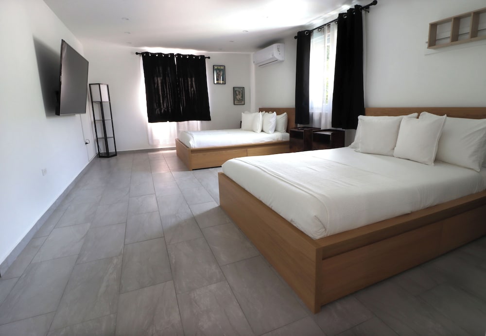Deluxe Apartment, 2 Queen Beds, Pool View photo 2