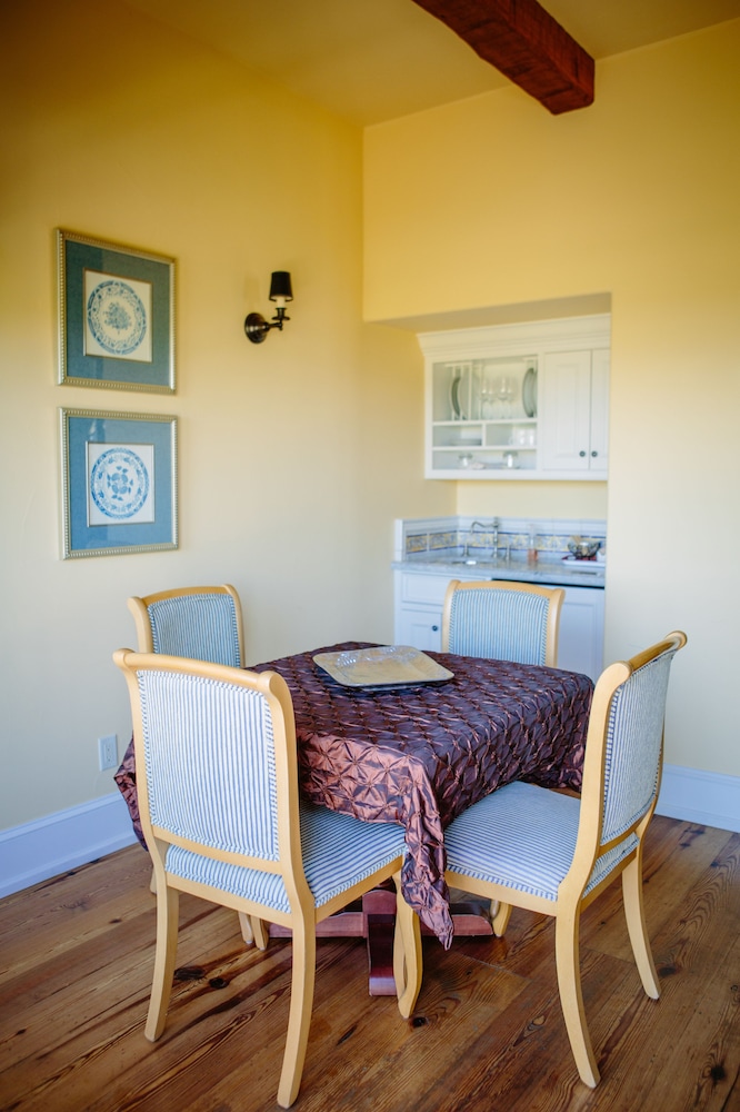 Pinot Grigio Suite, 1 Queen Bed, Vineyard View photo 3