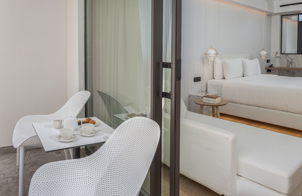 Deluxe Double Room - Photo 12